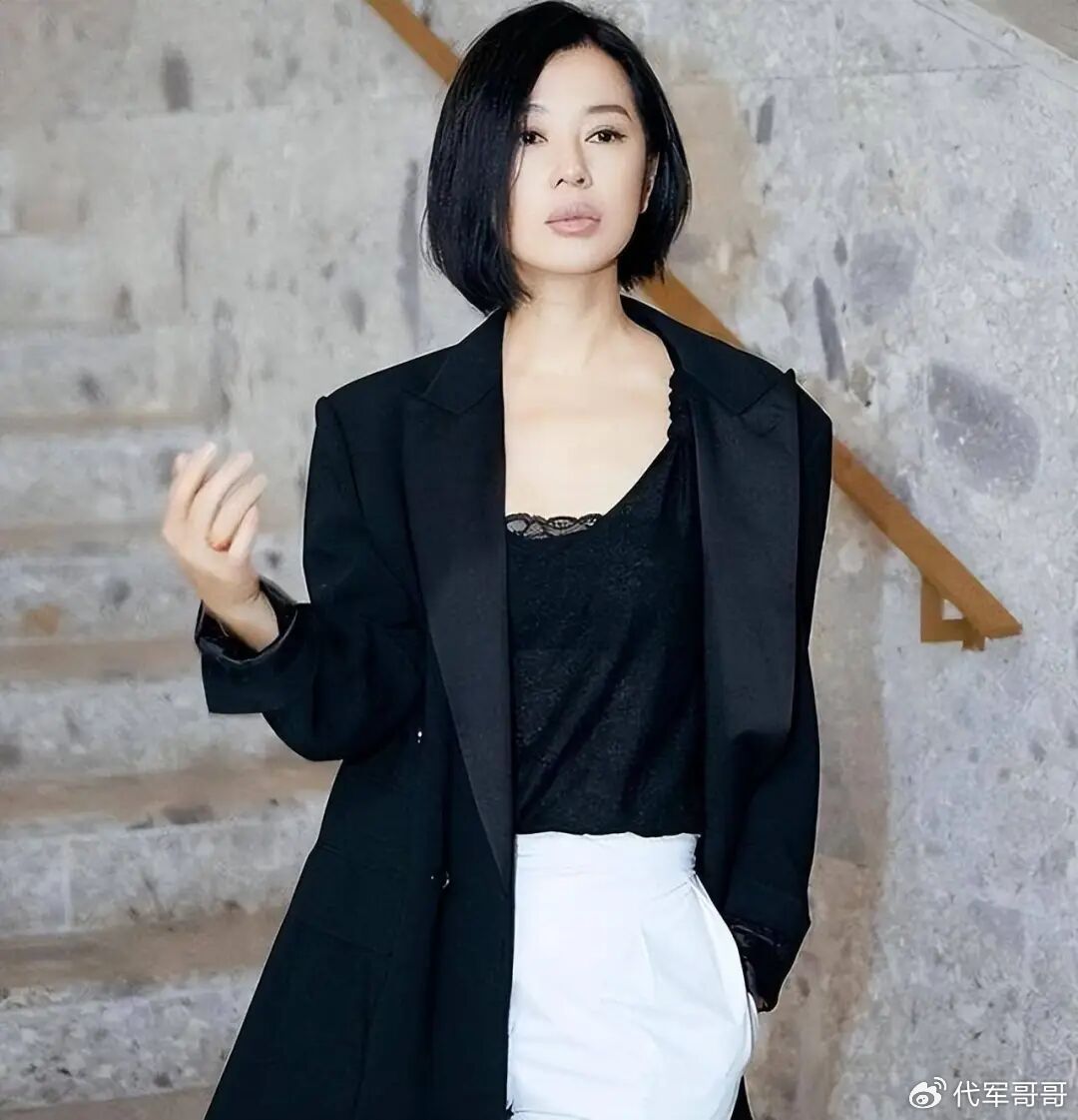 49岁余男近况曝光!曾与王全安痴恋10年,如今结婚终于获得幸福|影后|银幕|低调|沉默|无人区_新浪娱乐_新浪新闻