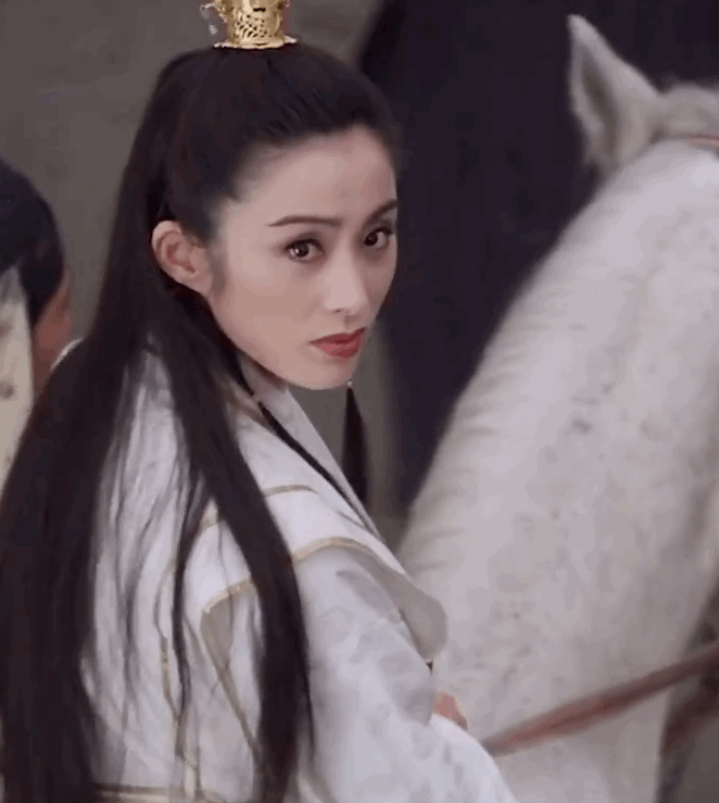 1993年,张敏在《倚天屠龙记之魔教教主》里演了赵敏,她的回眸一笑成为