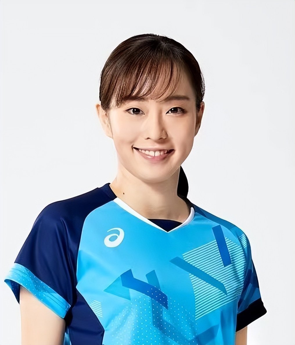 石川佳纯对乒乓球的热爱是超乎想象的,这些年来面对中国国乒的超级