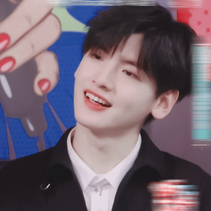 翟潇闻新的鞠躬姿势你学会了吗?可可爱爱弯腰还要翻一下手手!