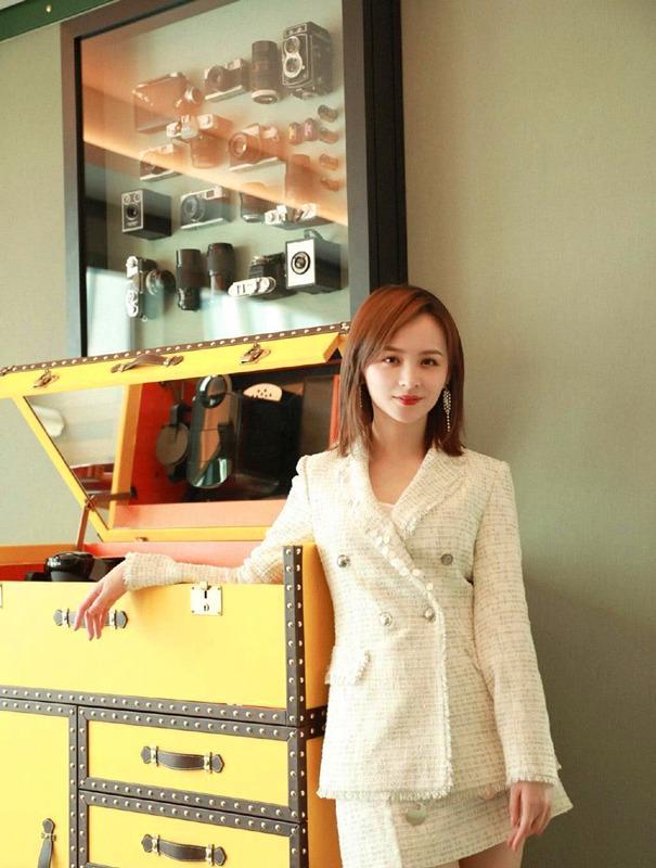 邓莎亮相北京机场,格纹西装搭配牛仔裤简约干练,女王范十足!