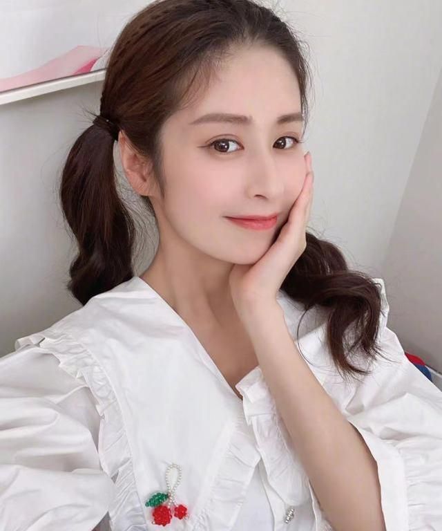 颖儿首晒闺女正脸小月亮冲镜头发脾气单眼皮超可爱