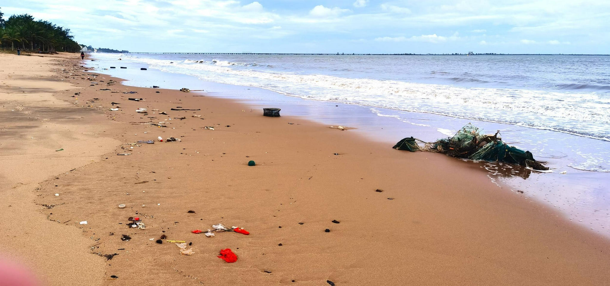 西海岸沙滩上等待清理的垃圾.记者汪承贤摄