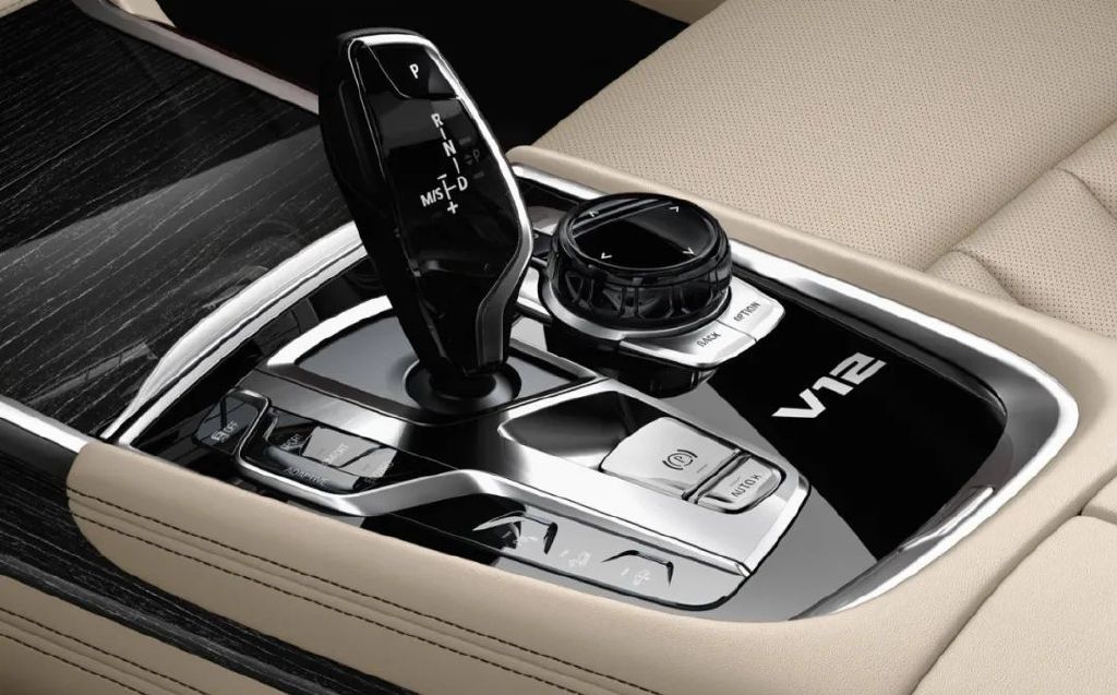 宝马电子档杆演变史,拨片档杆开始取代"大鸡腿"档杆了?