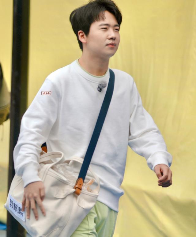 郭麒麟回归奔跑吧蔡徐坤与他并排走手放的位置女粉都酸了