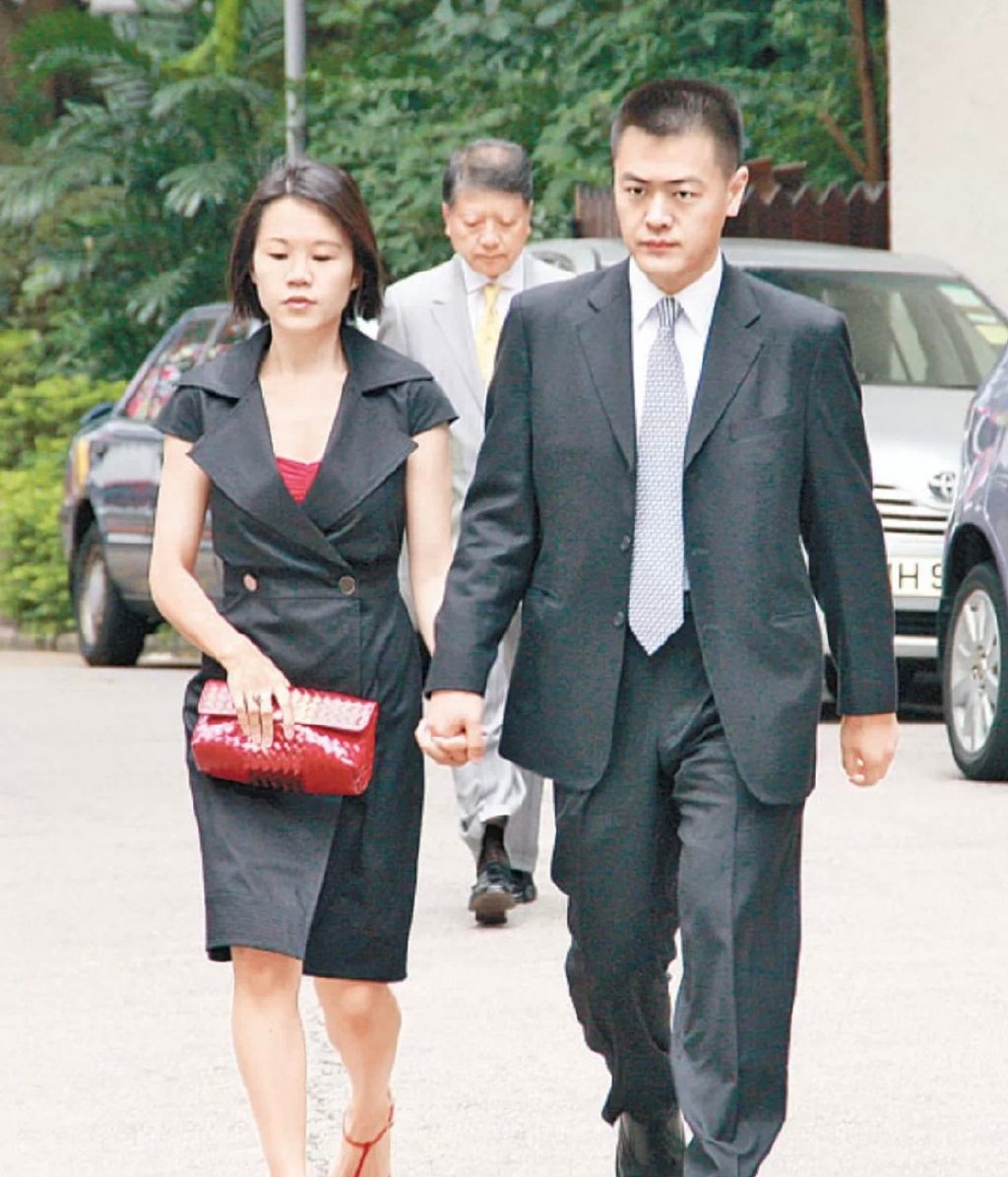 42岁刘鸣炜现身母婴店，新婚妻子疑似怀孕，已育有仨子女最大14岁|刘鸣炜|怀孕|妻子_新浪新闻
