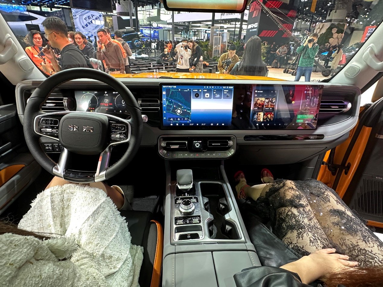 汽车看点>自媒体>正文>虽然外观很硬派,不过bj40城市猎人版的内饰倒是