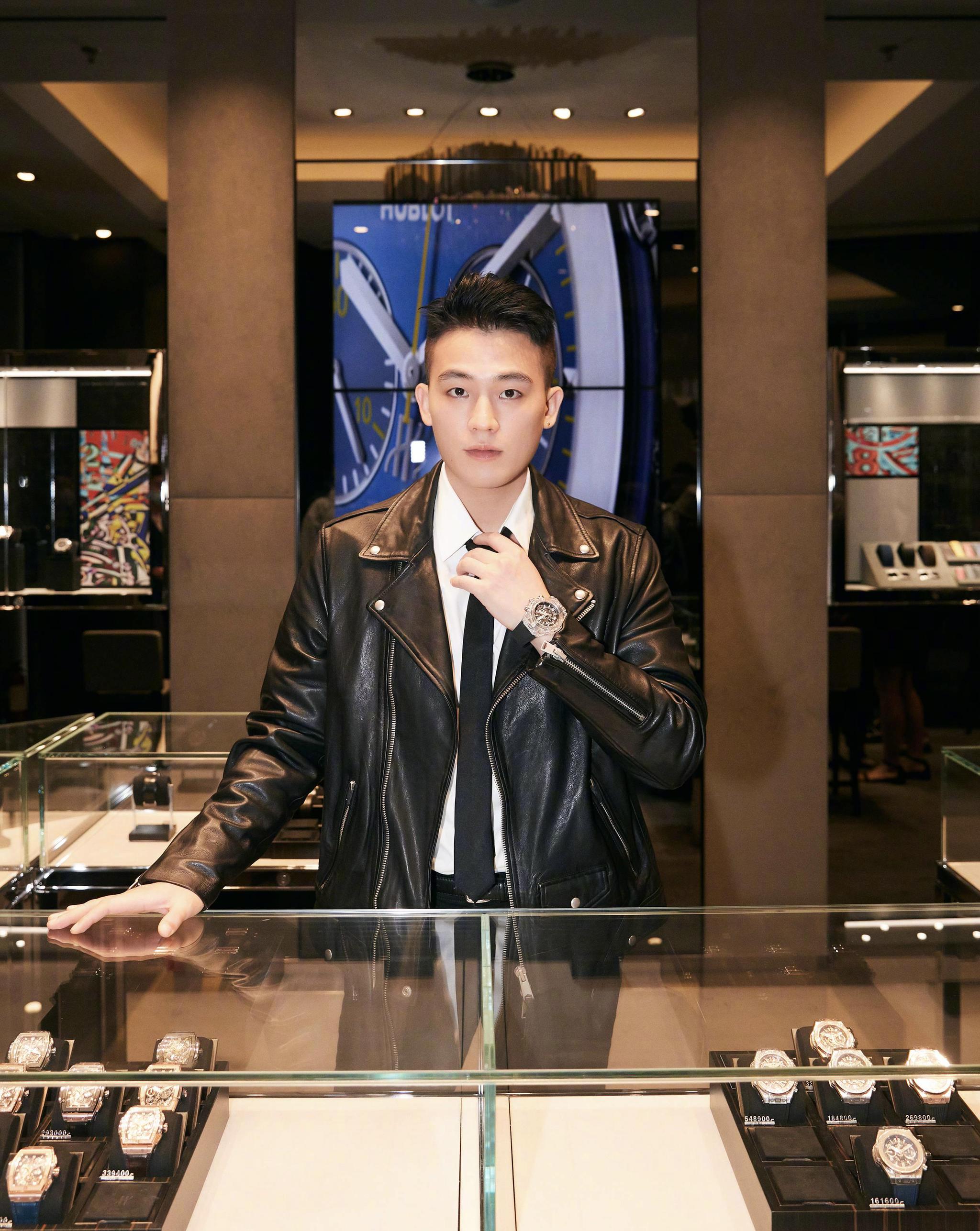 欧豪也很有时尚感,他穿了一件非常宽松的黑色西装外套,虽然这种套装