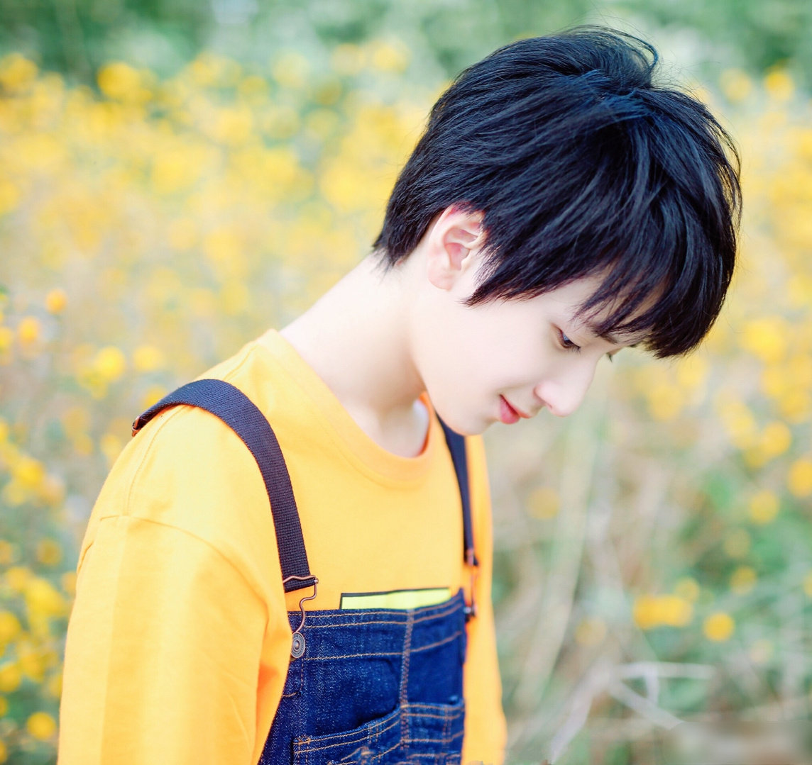 穿背带裤超级可超有魅力的小严@时代少年团-严浩翔 上线了