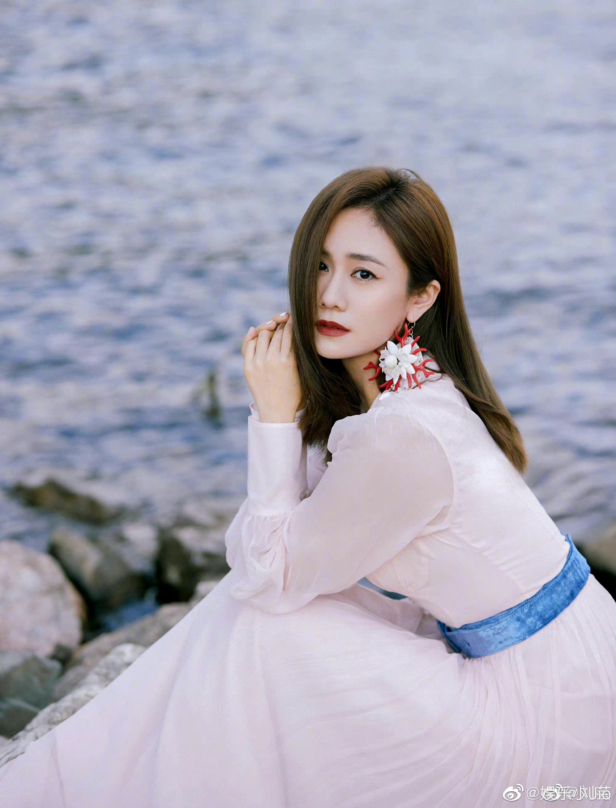 临近端午刘芸晒迎端午vlog还教大家编五彩绳