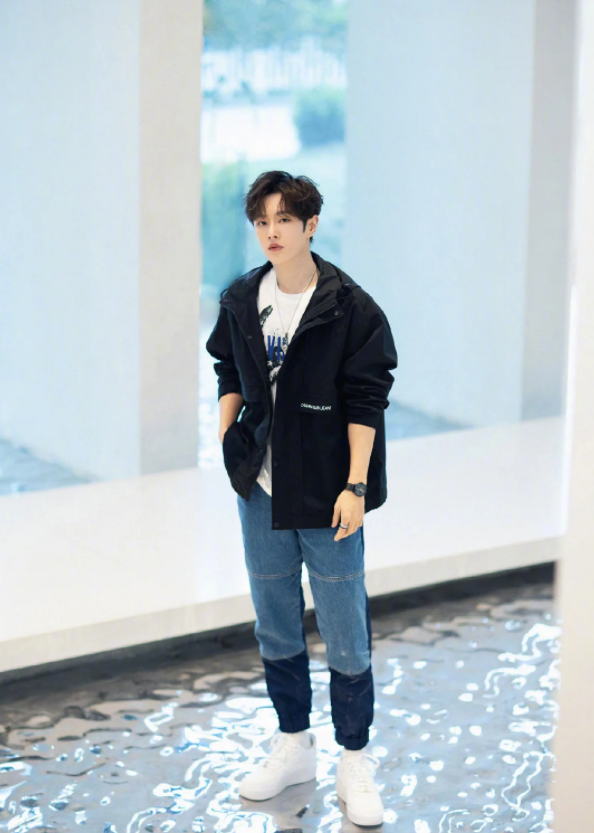 李汶翰全新时尚大片,"双截裤"搭配黑色外套,清爽大方又帅气