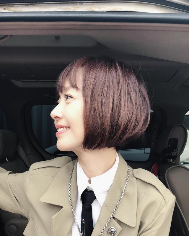 鲁豫素颜走机场,穿黑衣黑裤尽显低调本质,波波头发型真减龄