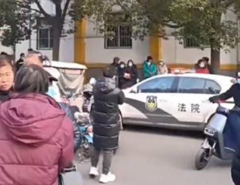 网曝执法人员当街与群众发生冲突，疑致一老人当街死亡，官方回应休闲区蓝鸢梦想 - Www.slyday.coM