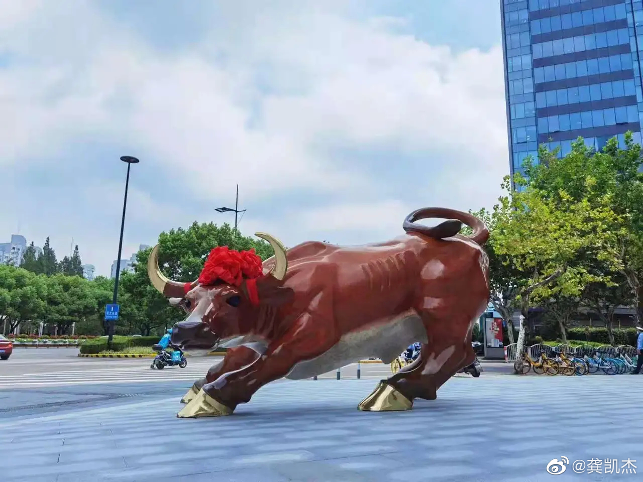 陆家嘴金融街换了一头新牛这气势咋样