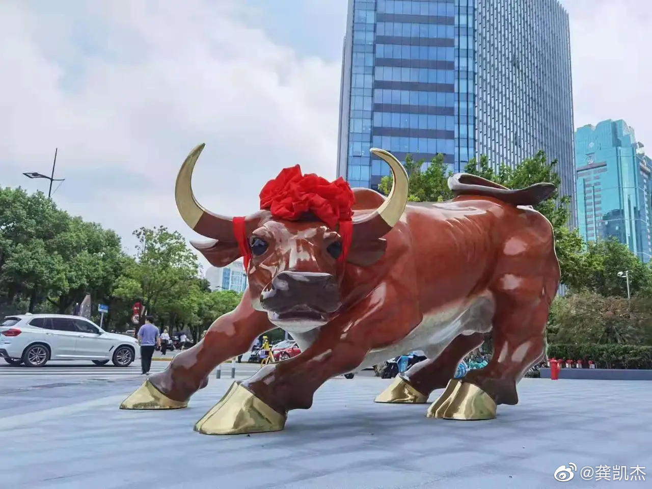陆家嘴金融街换了一头新牛这气势咋样