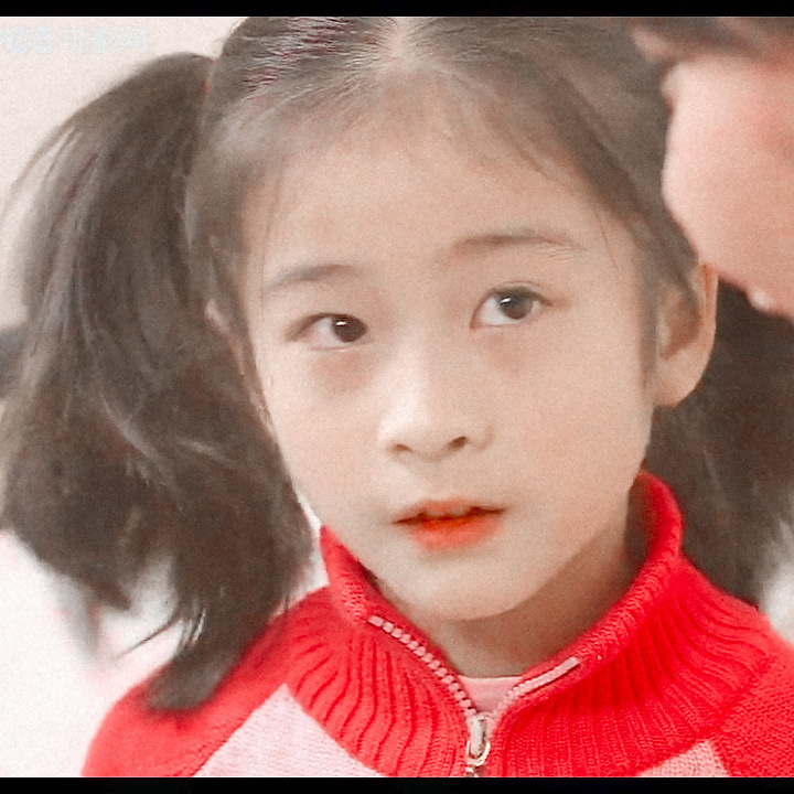 张雪迎小时候也好可爱啊,双马尾古灵精怪的,好奶啊