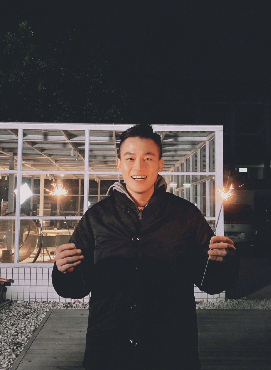 曾和马思纯谈恋爱,今穿棉衣拿烟花跨年,少年的笑容太憨了|欧豪|马思纯