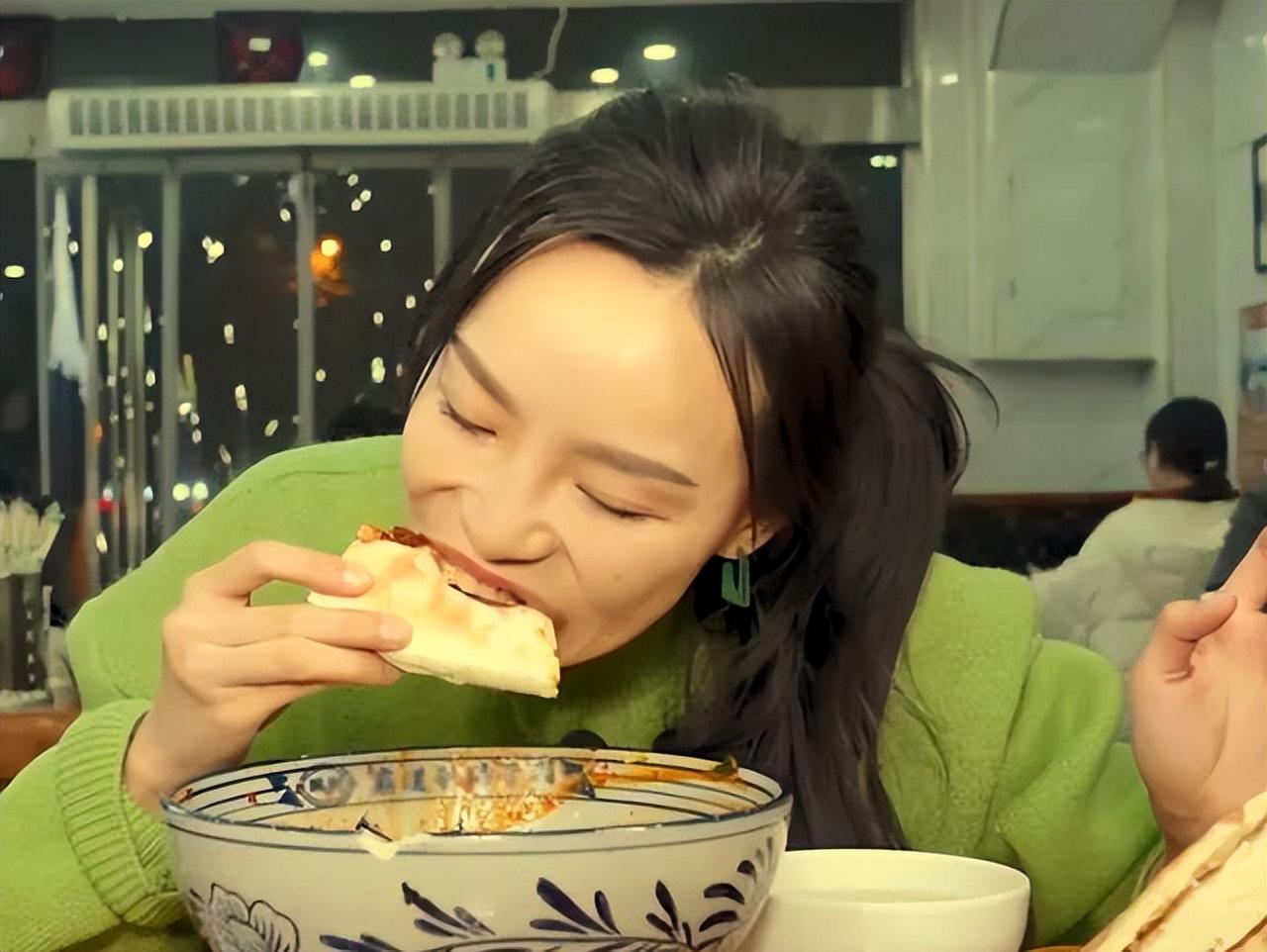 千万美食网红"小贝饿了"卖假货被实锤 却删评论拒不承认