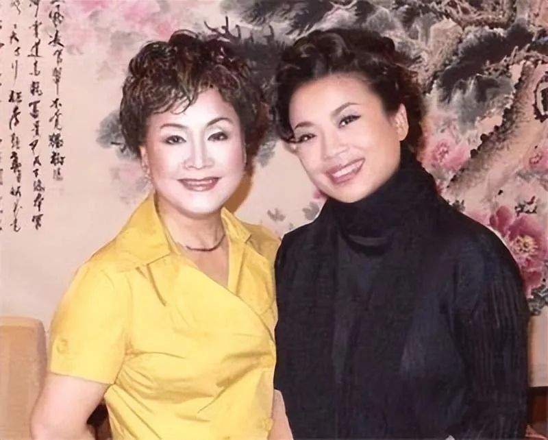 民歌皇后张也,54岁未婚未育,告别渣男后与吕继宏的关系令人羡慕