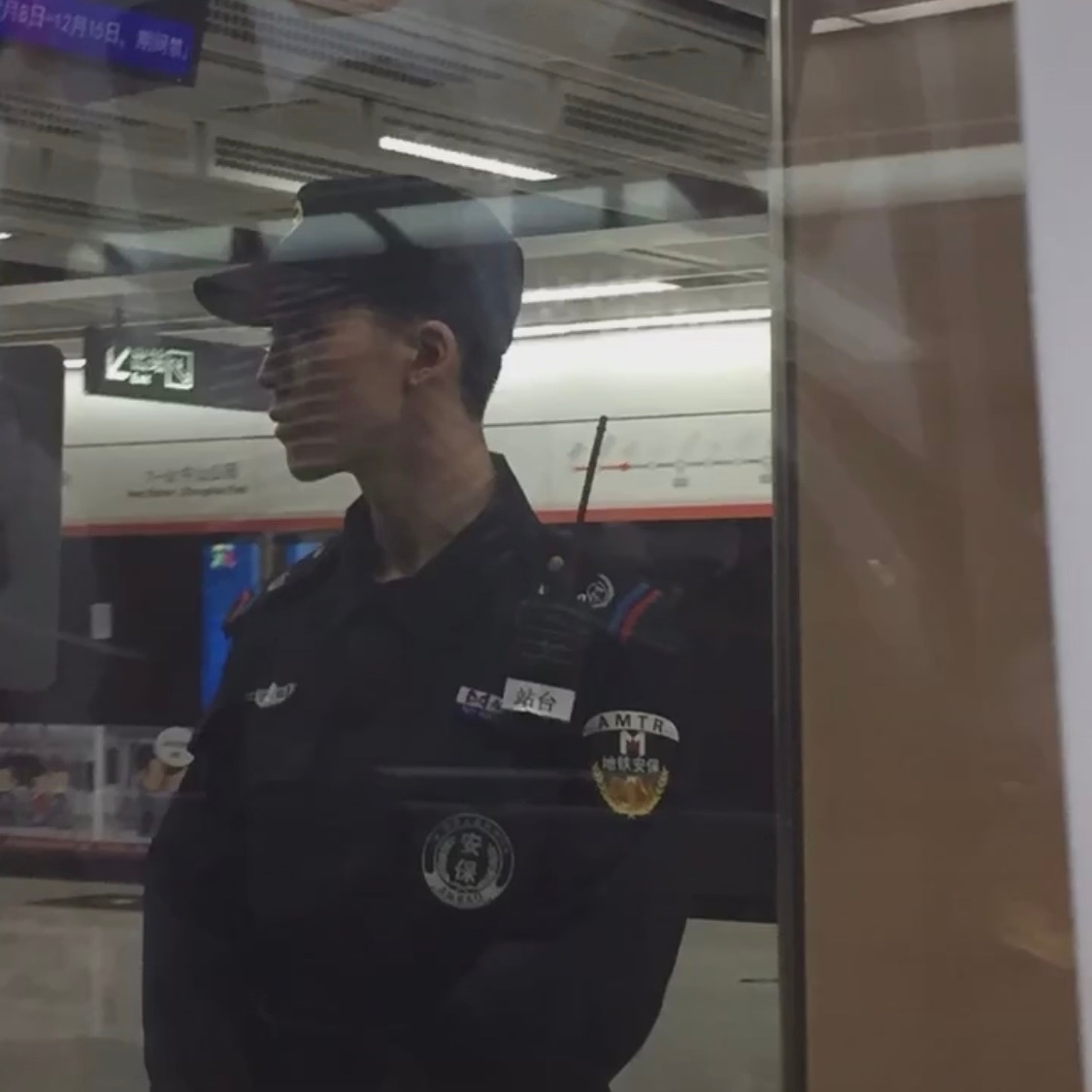 厦门地铁一号线保安小哥哥_高清图集_新浪网