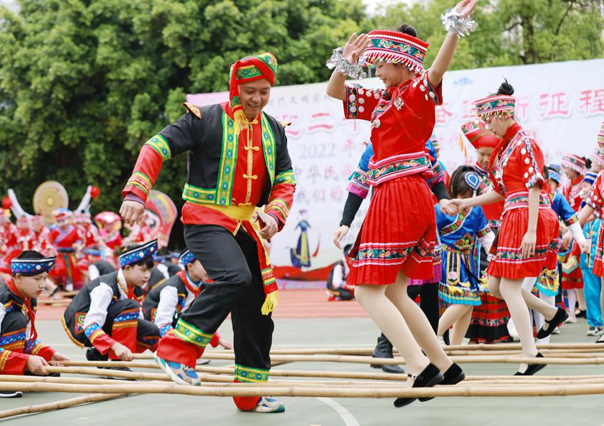 柳城县文昌小学师生跳竹竿,欢庆三月三.