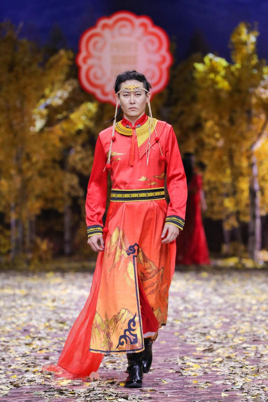 鄂伦春文化服饰秀暨金景怡专场发布会达斡尔族出身的民族服装设计师金