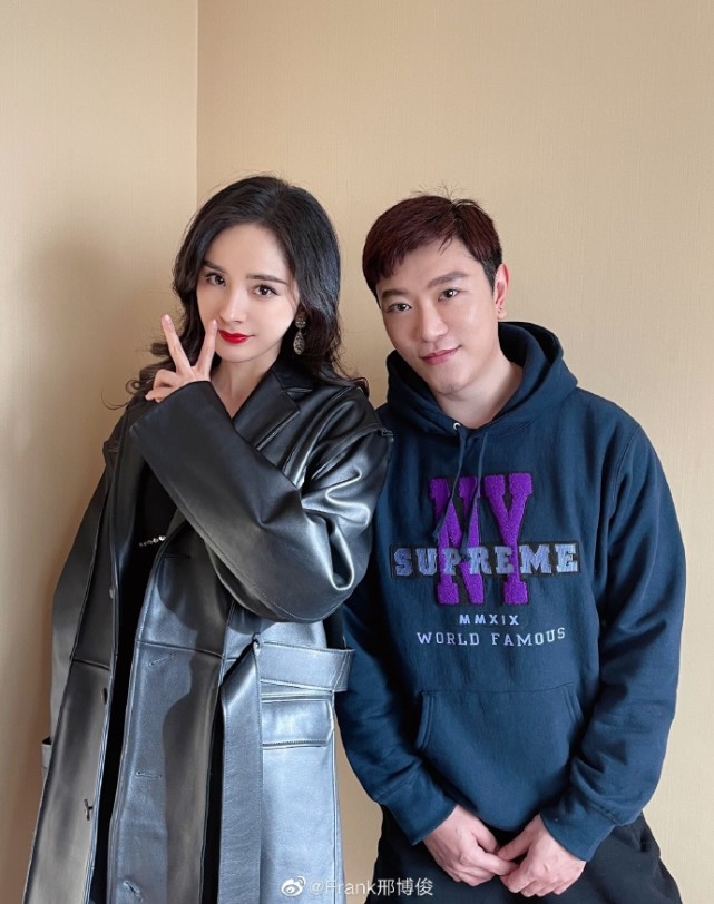 杨幂和神秘男性合照显亲密两人几乎月月有合影关系远胜魏大勋