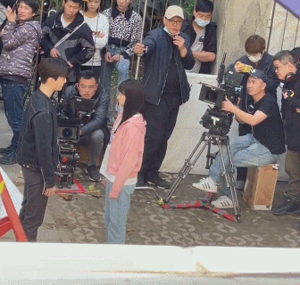 范丞丞和关晓彤拍吻戏害羞,张一山片场搞怪,脚踹范丞丞打架超猛