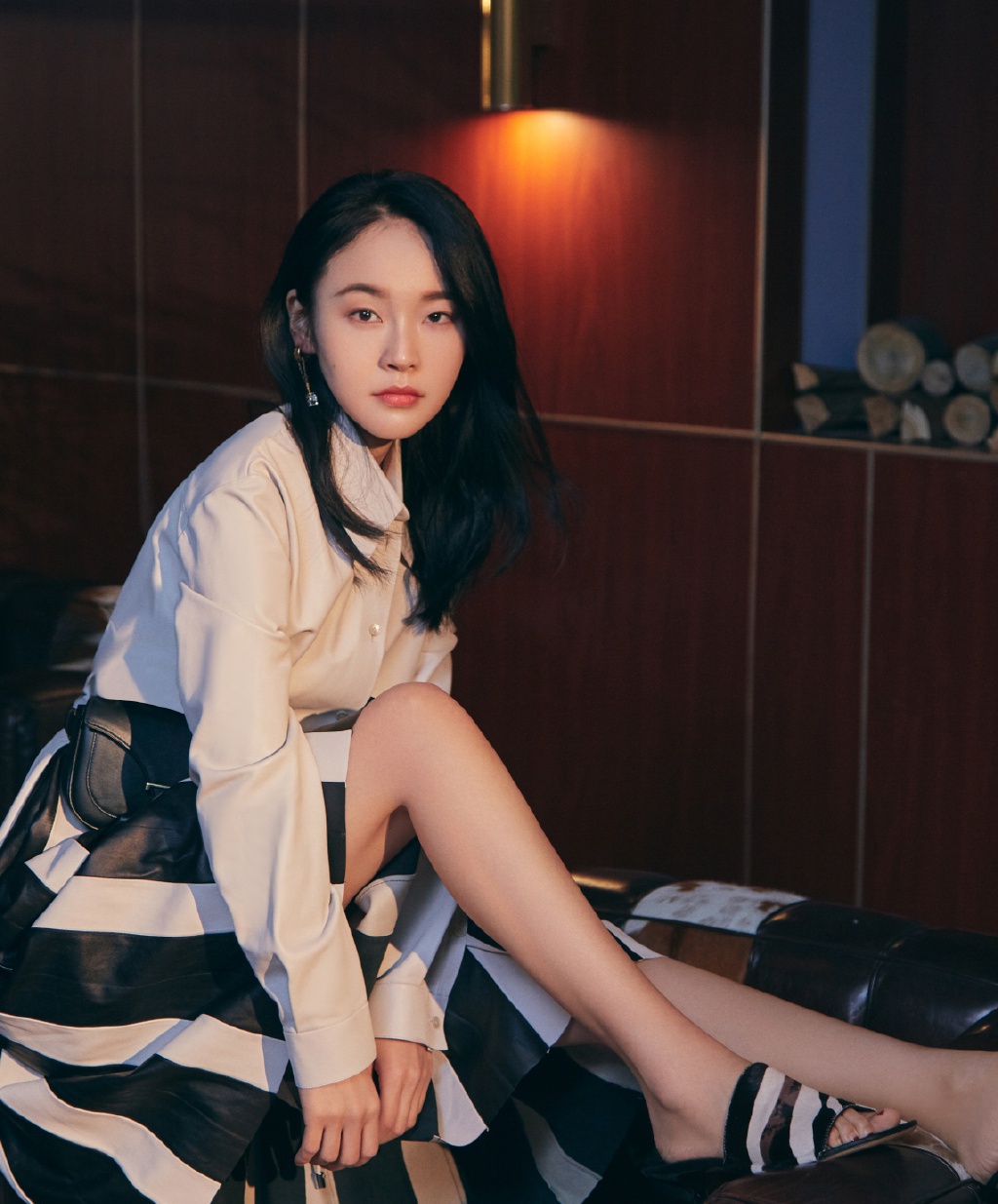 张佳宁拍照好认真,穿条纹裙还曲腿坐沙发上,细长美腿太抢镜了