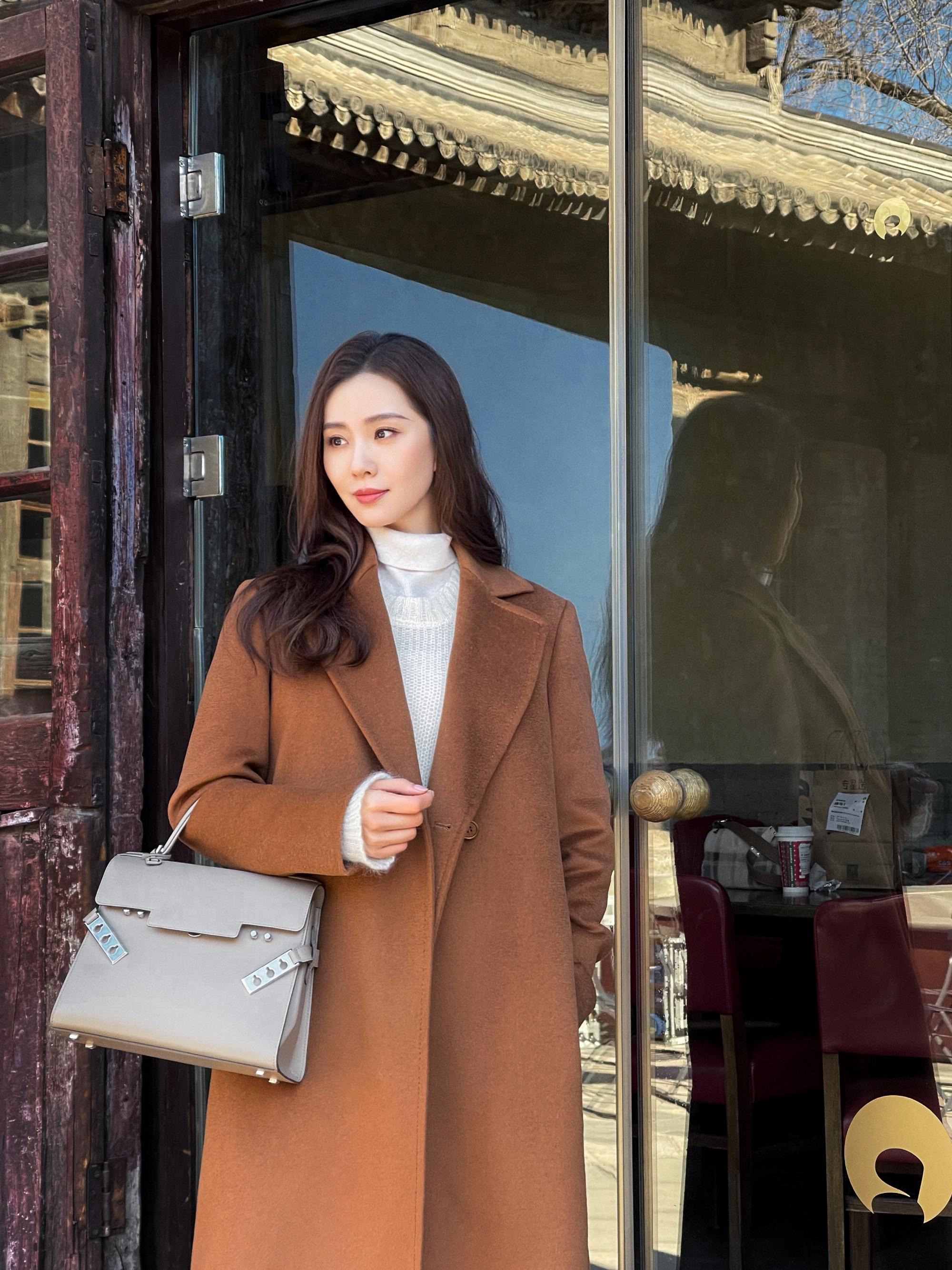 刘诗诗北京随拍棕色大衣搭配白色毛衣温柔又优雅