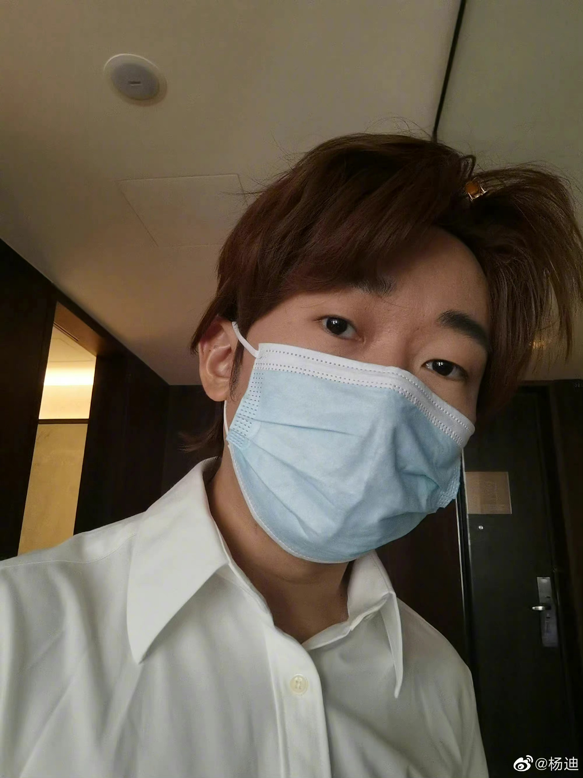 杨迪晒假发自拍,白衬衫77口罩77假发……__财经头条