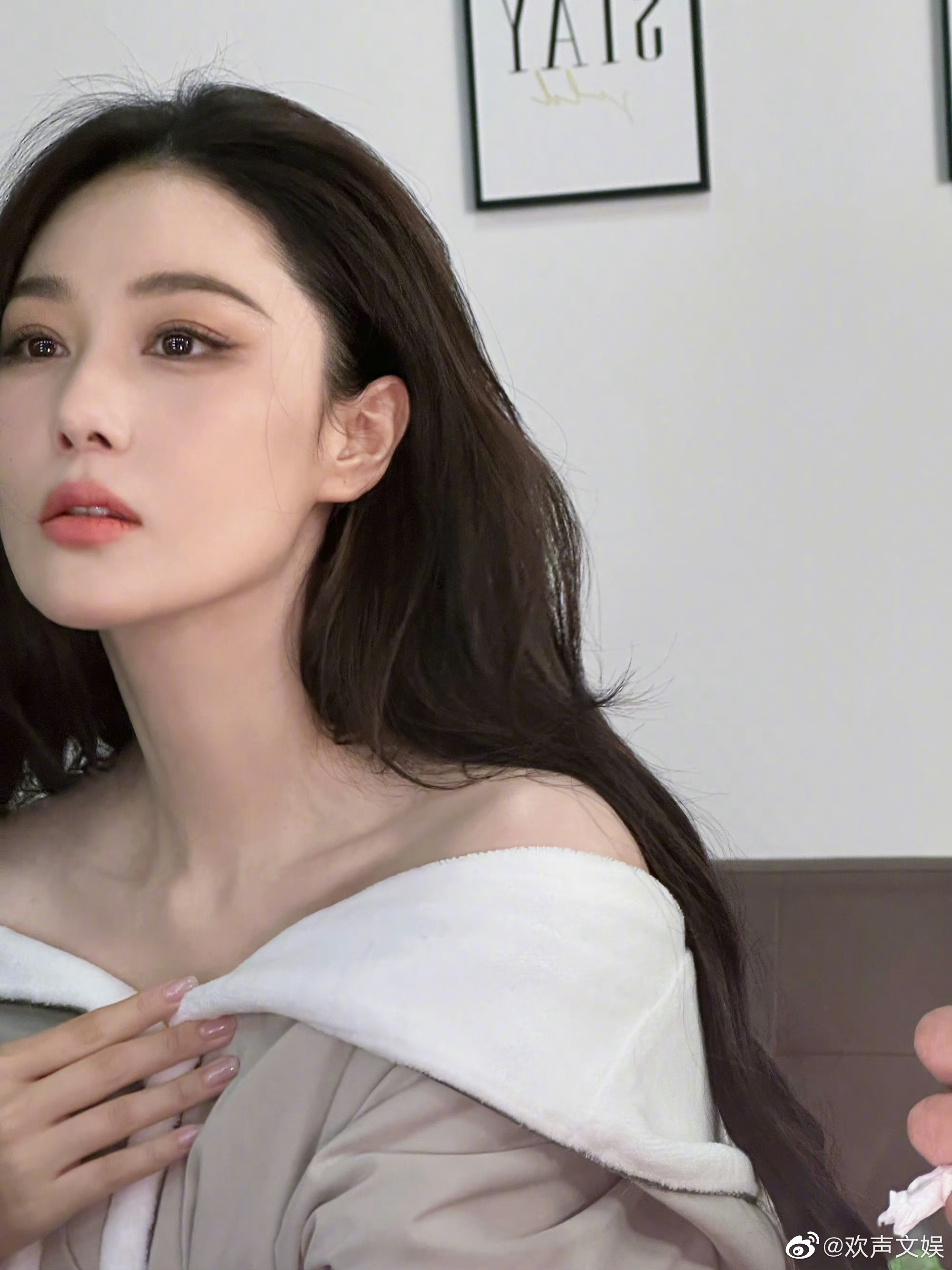 张馨予晒露肩随拍照,好漂亮的锁骨和直角肩啊!真的要感叹:好美