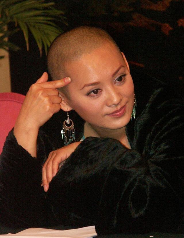 郑敏甚至还特意晒了剃光头的照片,"瓦亮"的头顶并没有影响到她的颜值