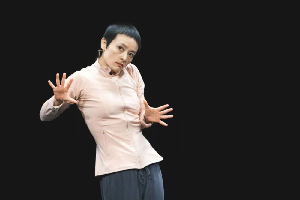 她被评为中国最狠的女舞者,10年来做尽出格事|小珂_新浪新闻