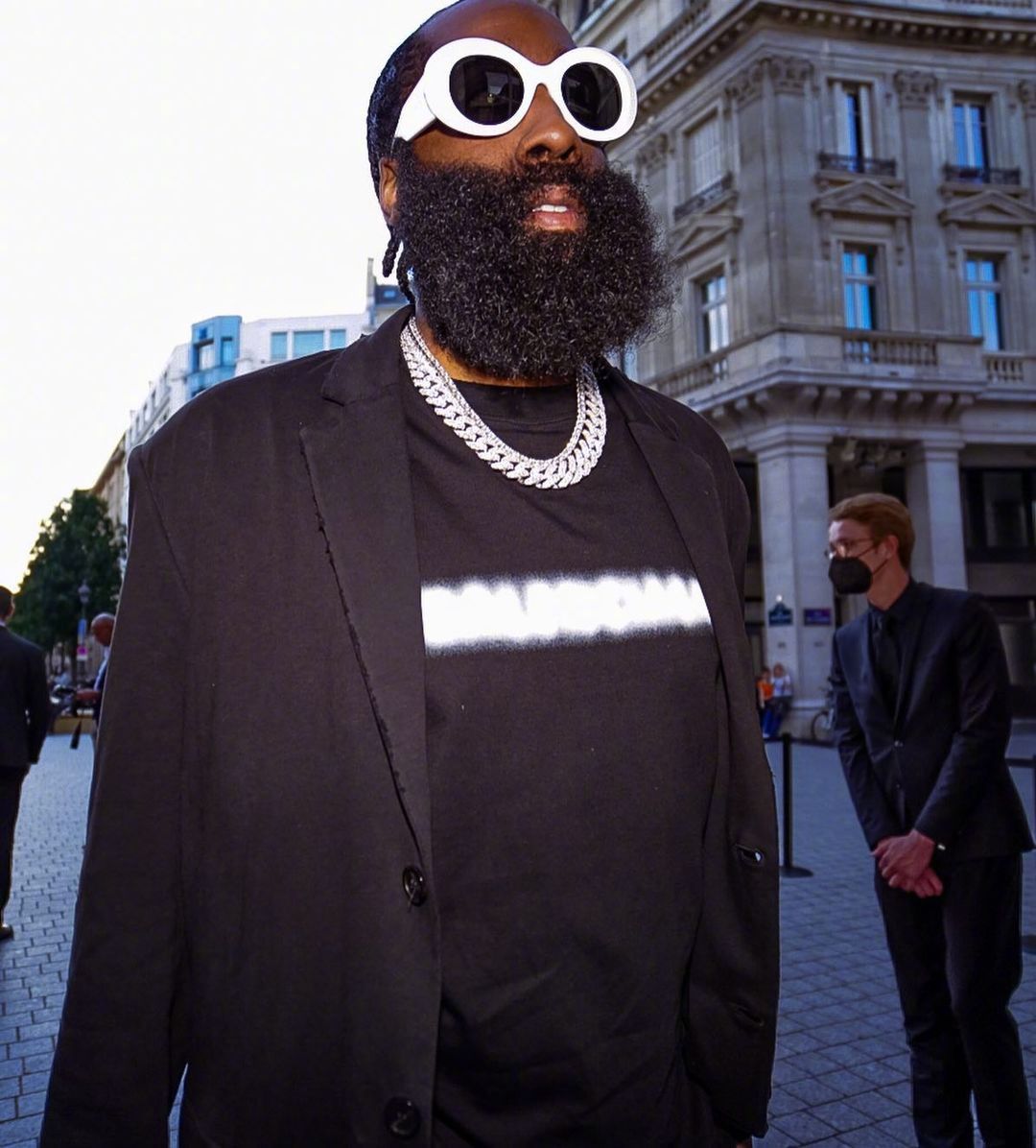 现身巴黎时装周的哈登