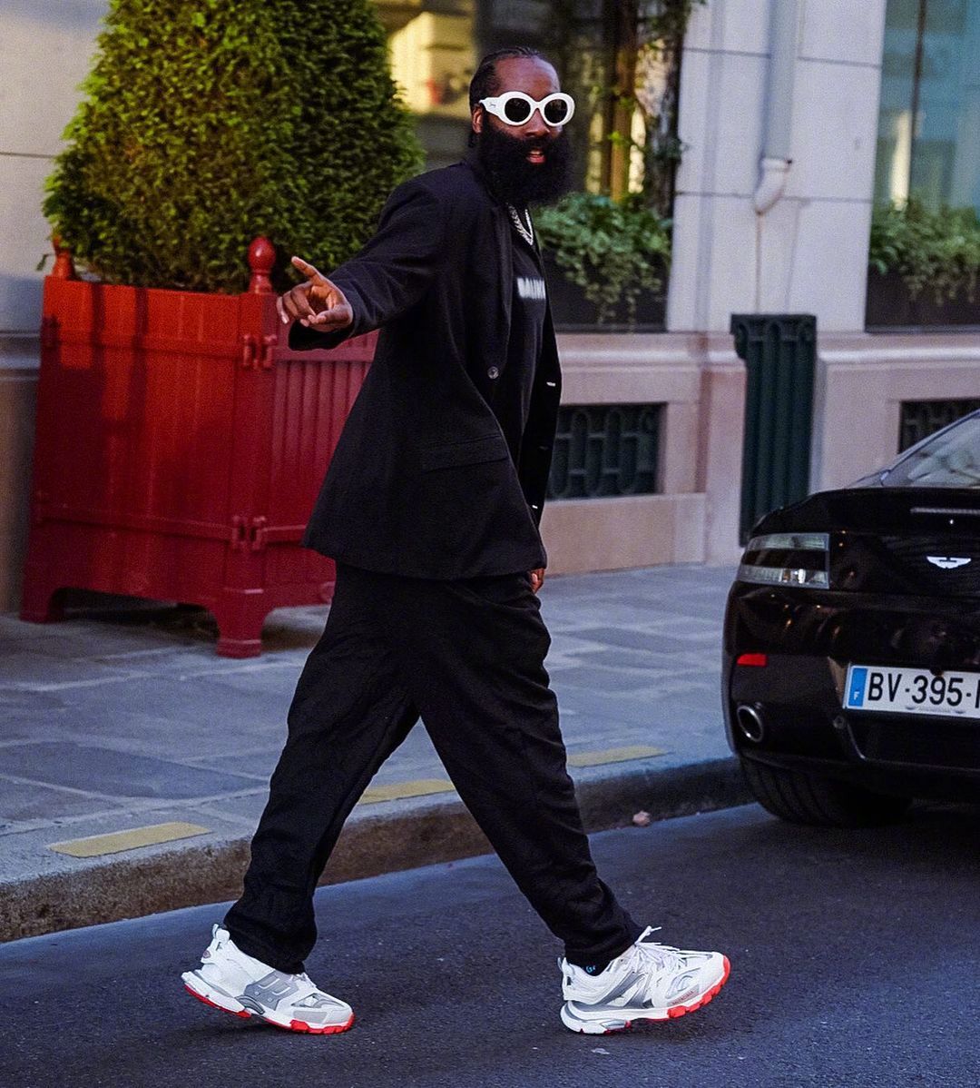 现身巴黎时装周的哈登