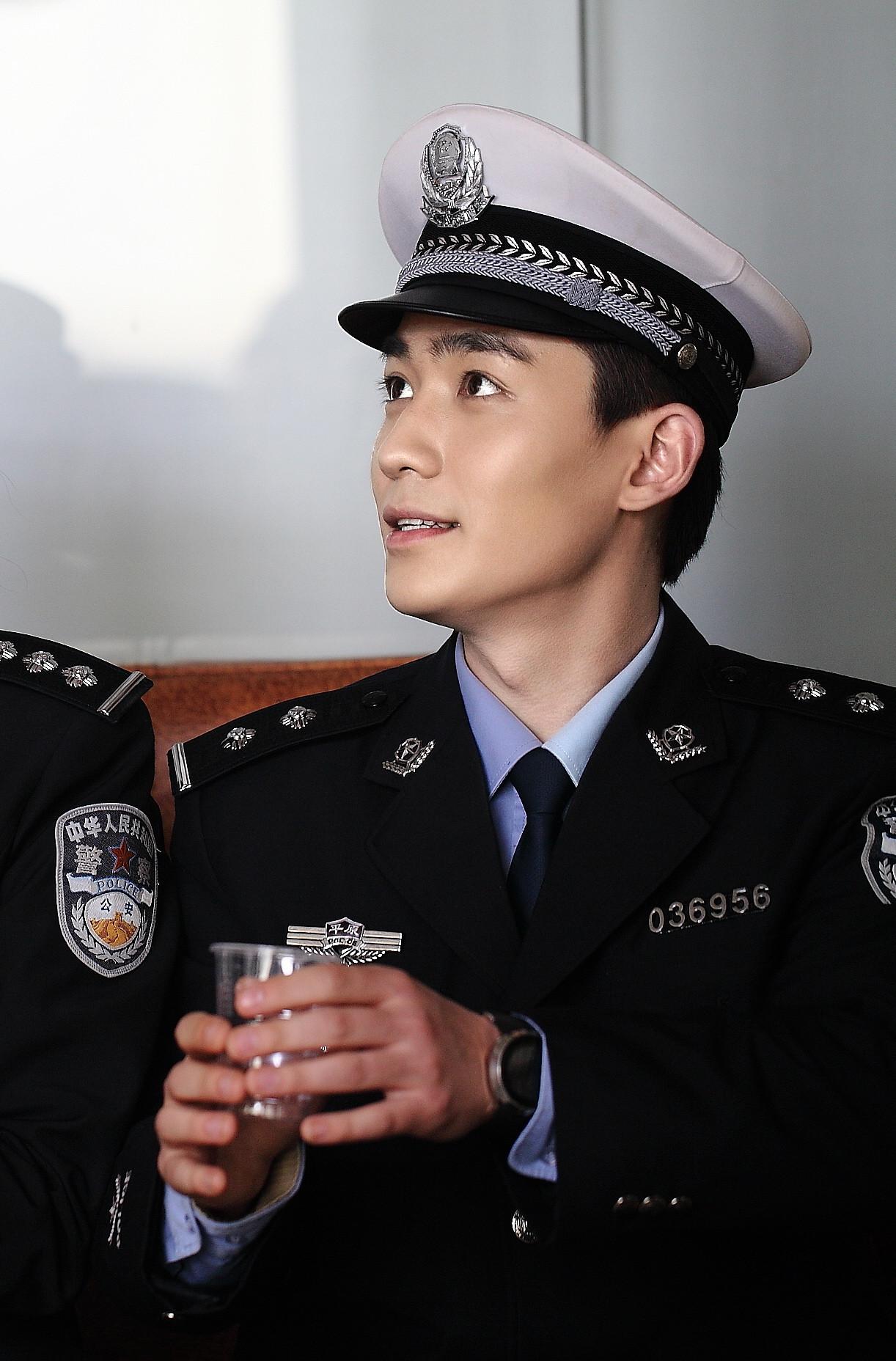 同样演警察把陈晓张若昀和张译等男星放在一起看差别出来了