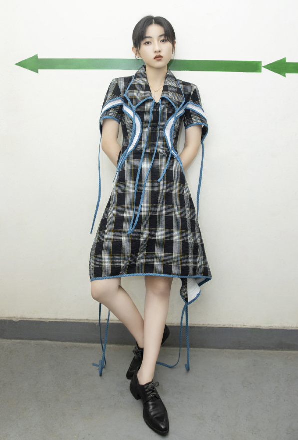 张子枫又得罪造型师?"大妈妆发"超显老,看着还以为是80后