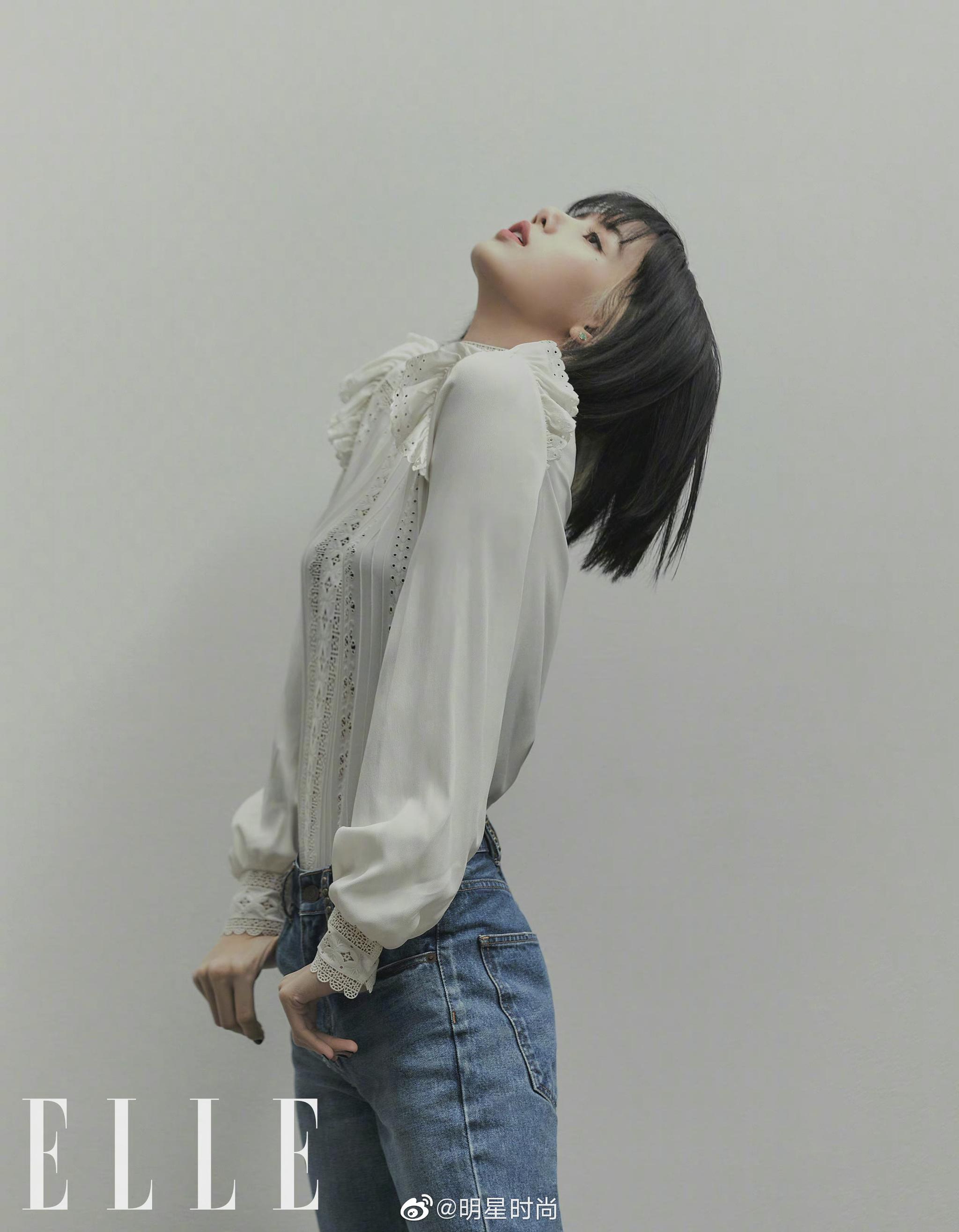 lisa 登上《elle china》十二月刊,短发美背干练飒气