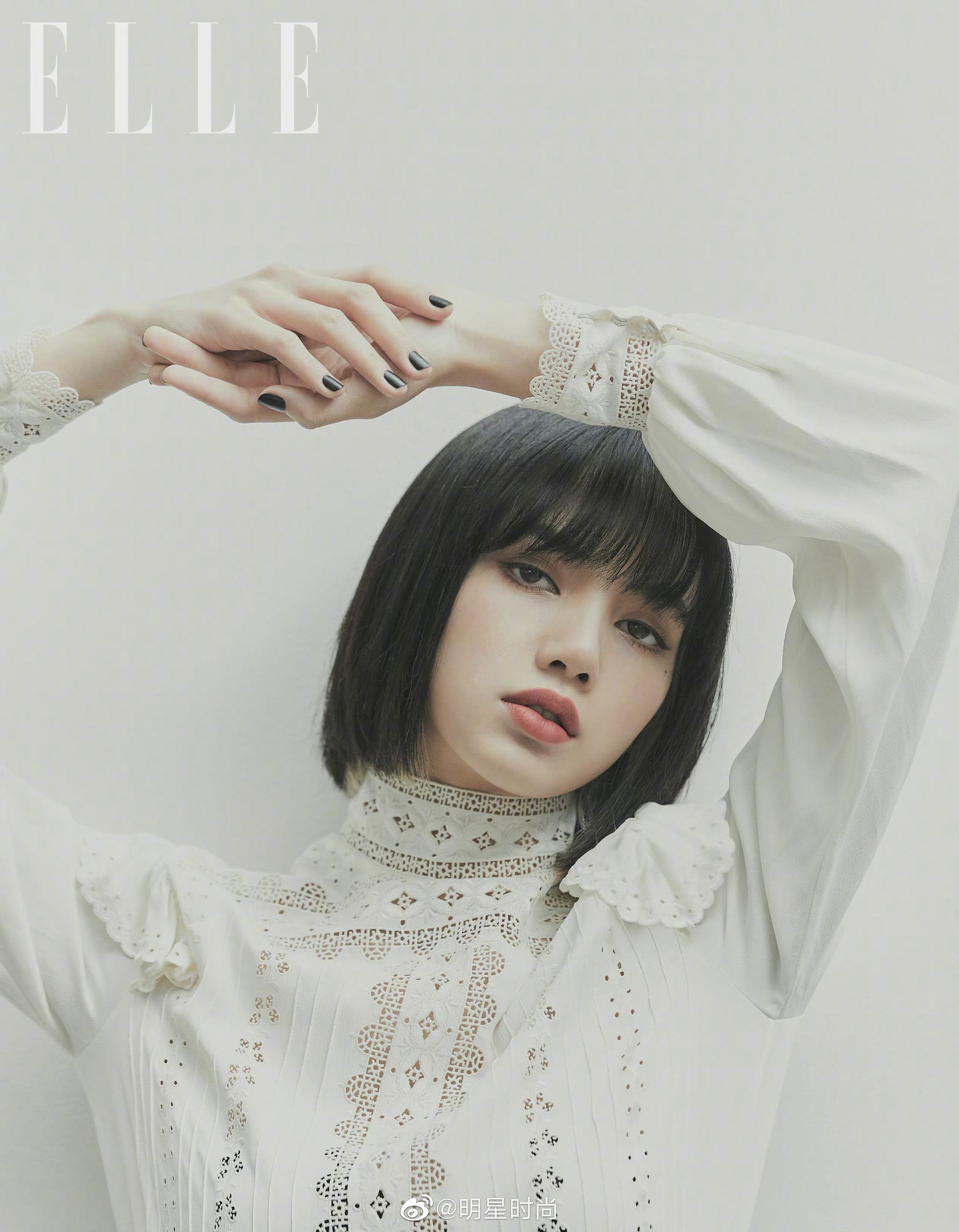 lisa 登上《elle china》十二月刊,短发美背干练飒气