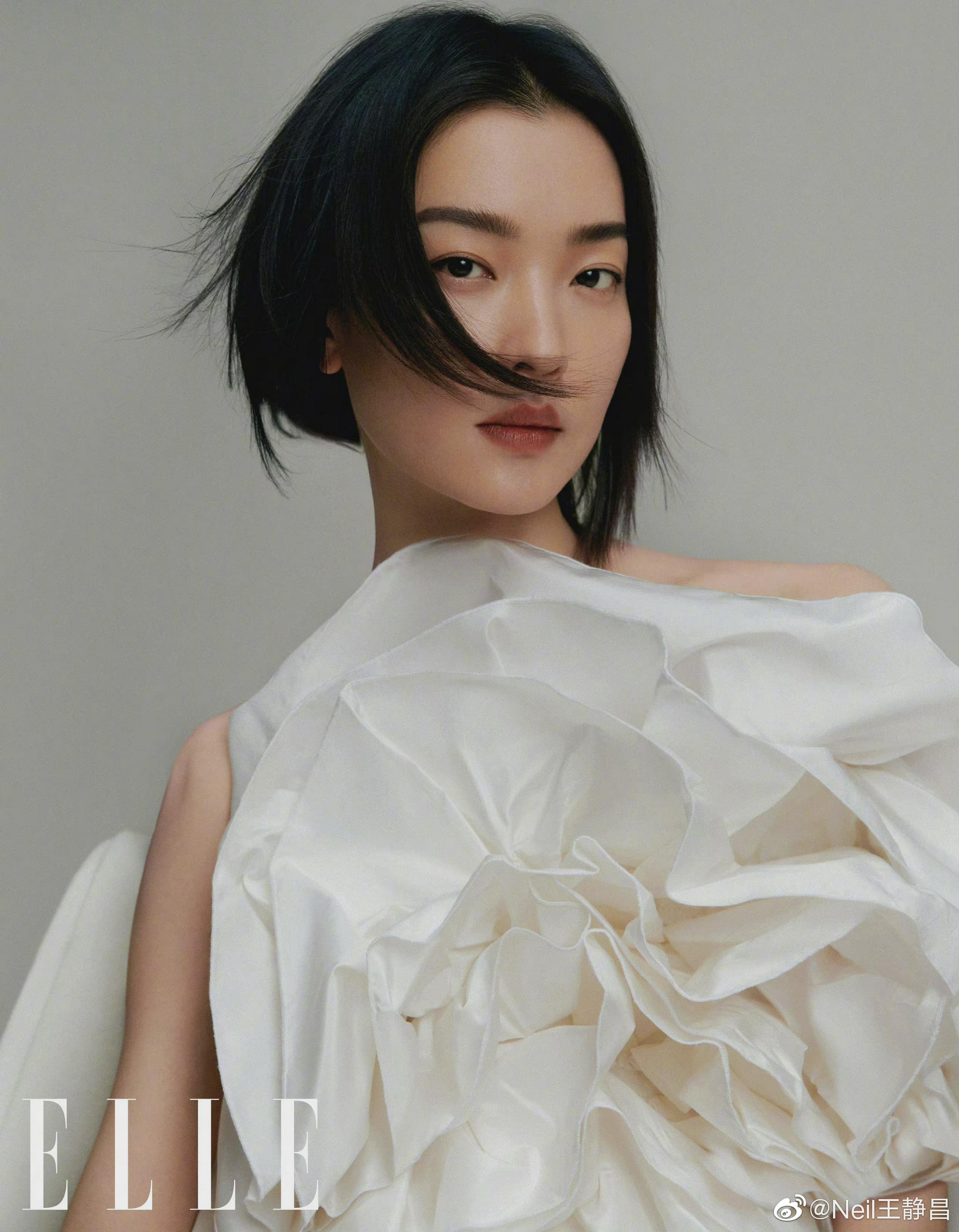 超模演员杜鹃登上elle2022年1月刊封面