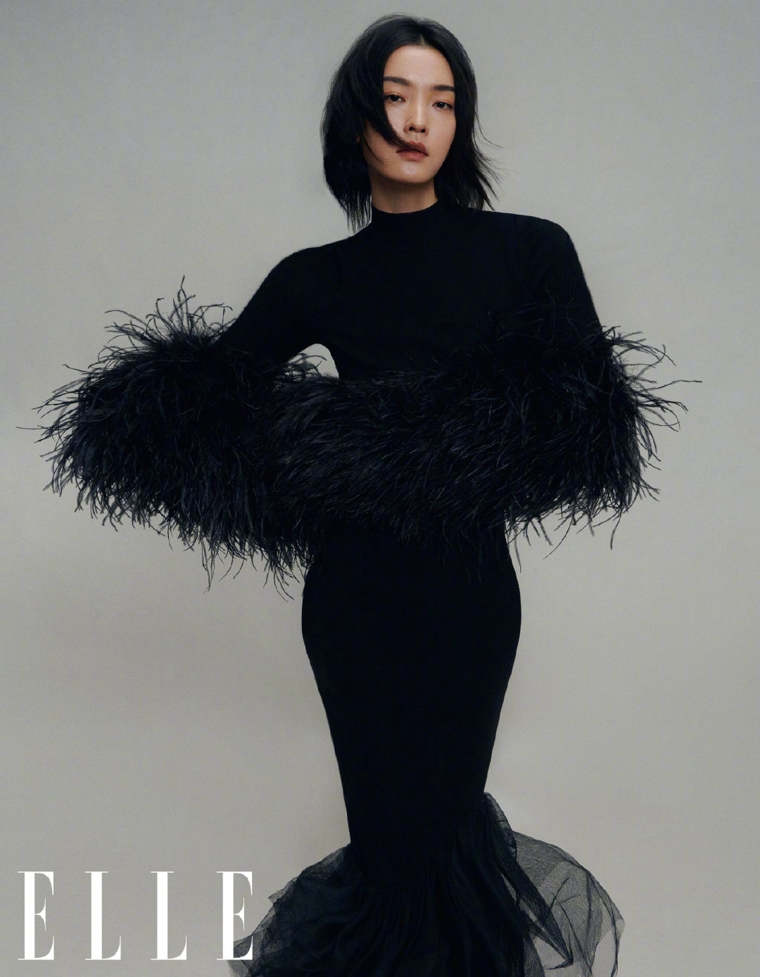 超模杜鹃登上elle 2022开年刊封面 在经典的黑与白之间