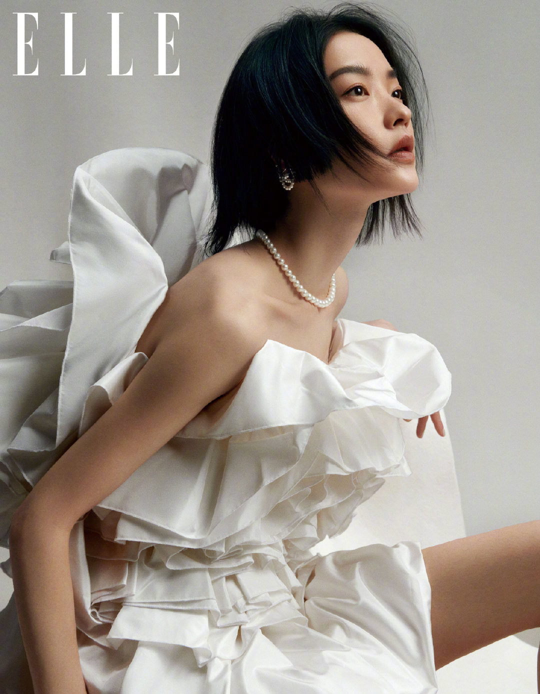 超模杜鹃登上elle 2022开年刊封面 在经典的黑与白之间