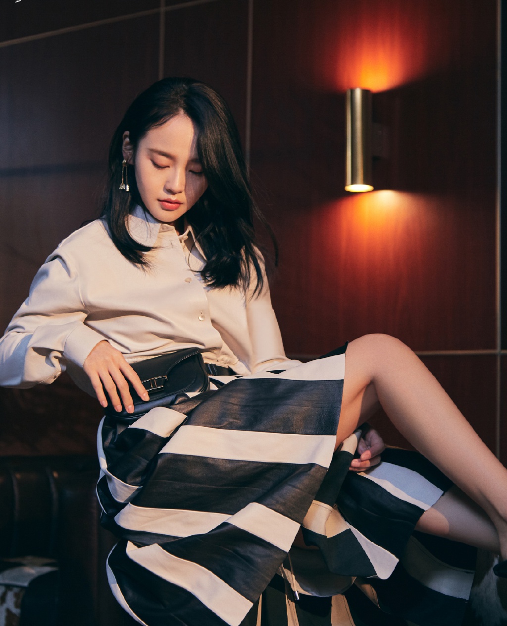 张佳宁拍照好认真,穿条纹裙还曲腿坐沙发上,细长美腿太抢镜了