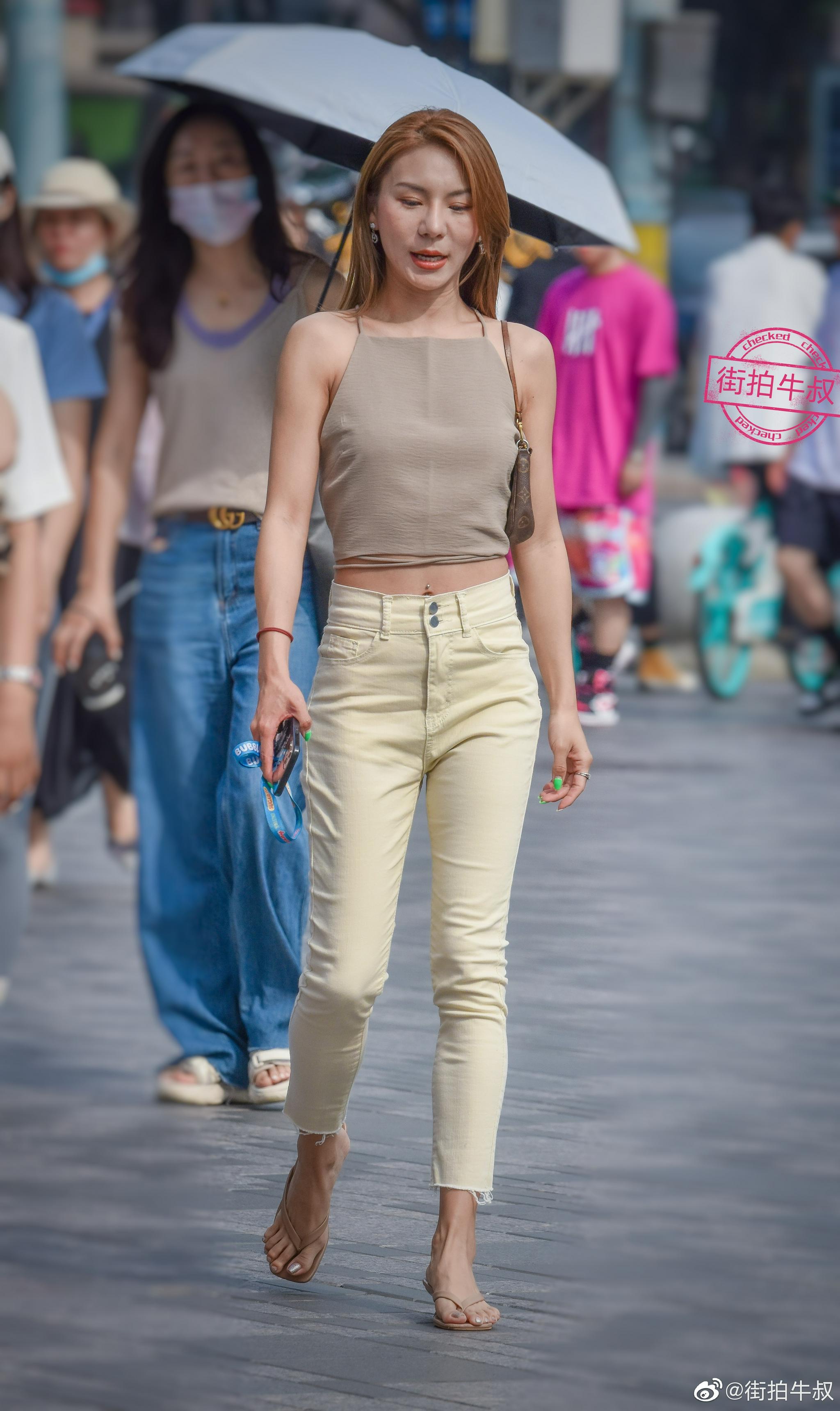 性感熟女穿着时尚的修身吊带出街_高清图集_新浪网