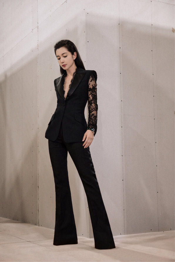 李冰冰一身西装造型 干练大方气场十足|李冰冰|知性|气场_新浪新闻