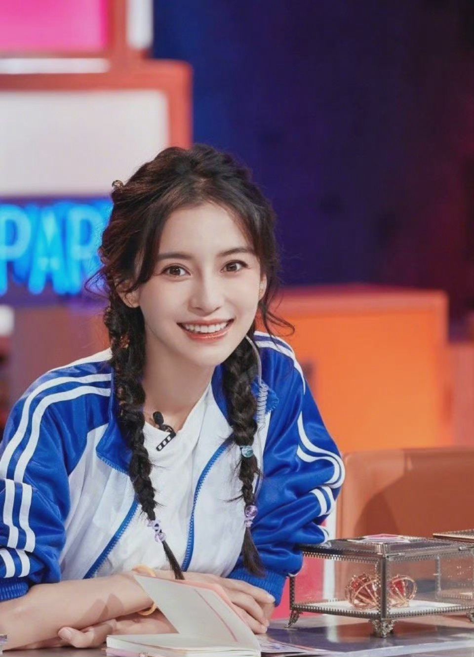 angelababy最新写真,身穿蓝白校服搭配麻花辫发型……__财经头条