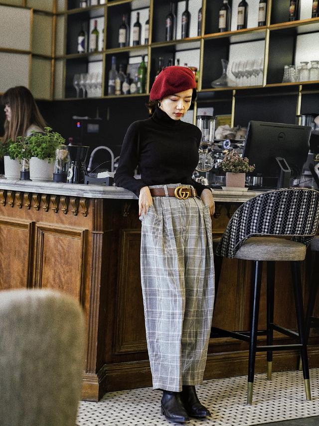 三木博主的优雅春季穿搭,摩登风连衣裙搭配牛仔裤,复古又迷人