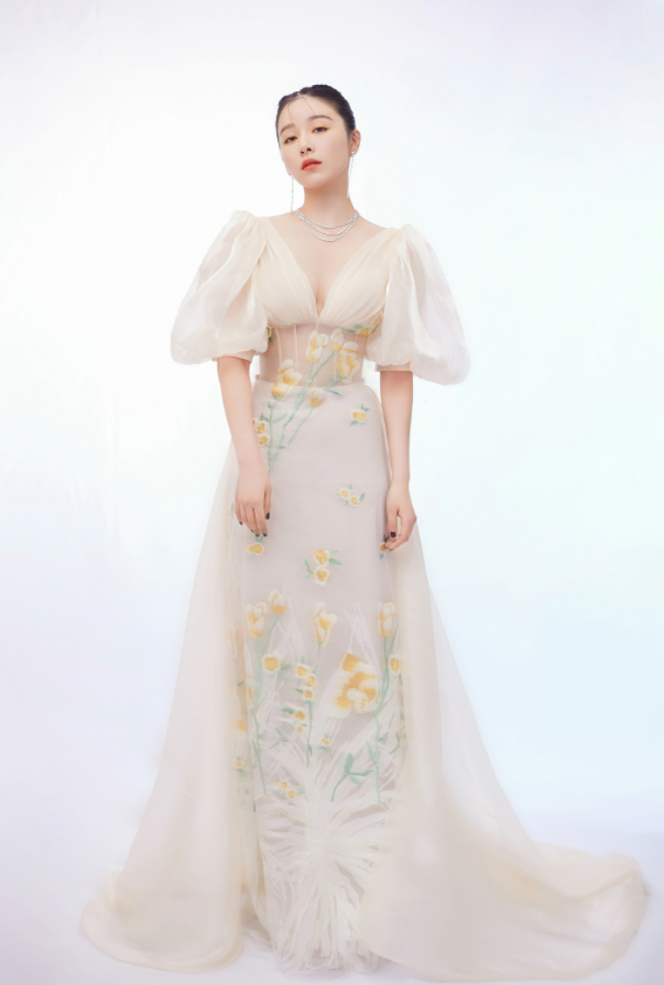 阚清子真是不走寻常路!胆大拿西装配蓬蓬裙,上身效果让人意外