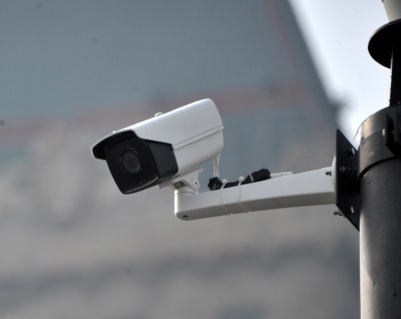 一般来说,这个为每个过往车辆拍照的摄像头是区间测速摄像头,也就是